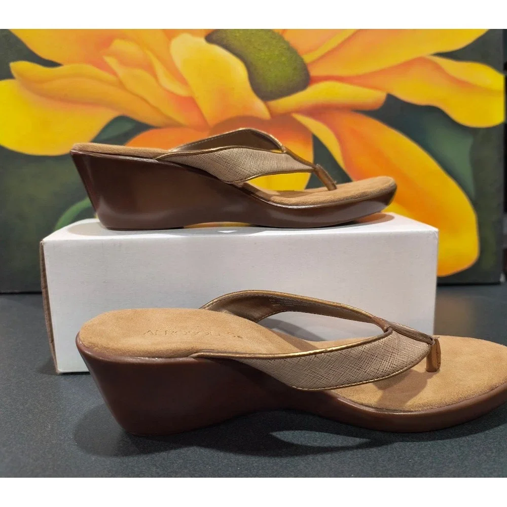 Aerosoles Wide Eyes Womens 8M Bronze Metallic Wedge Thong Sandal‎ Gold Brown